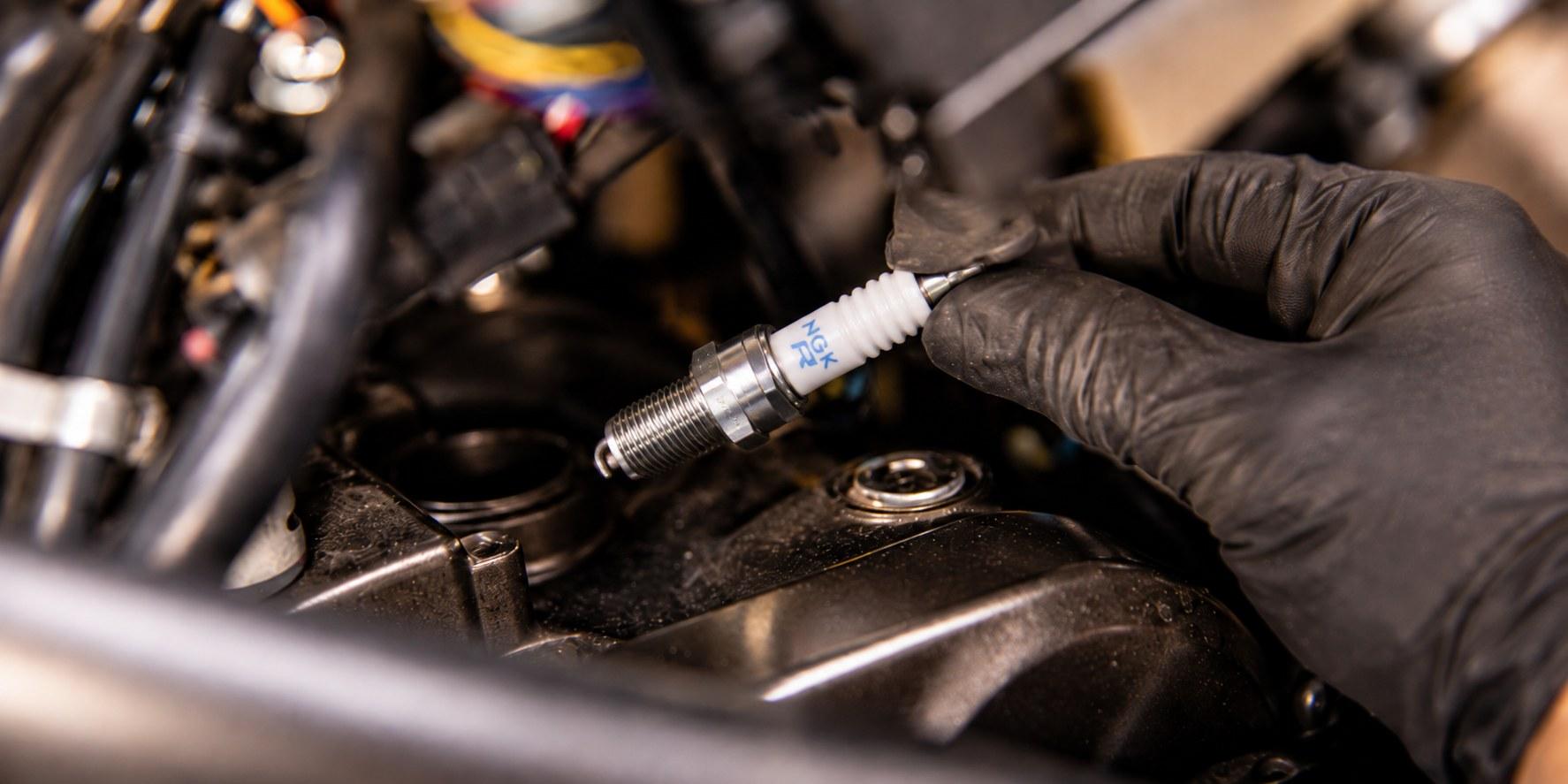 Wann sollten die Zündkerzen eines Motorrads gewechselt werden und was lässt sich an ihrem Aussehen erkennen?